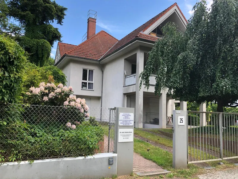 Praxisgebäude in der Wolzogenstraße 25, Berlin-Zehlendorf, mit Garten und Praxisschild